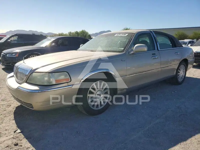2004 Lincoln Town photo