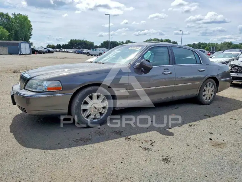 2004 Lincoln Town фото