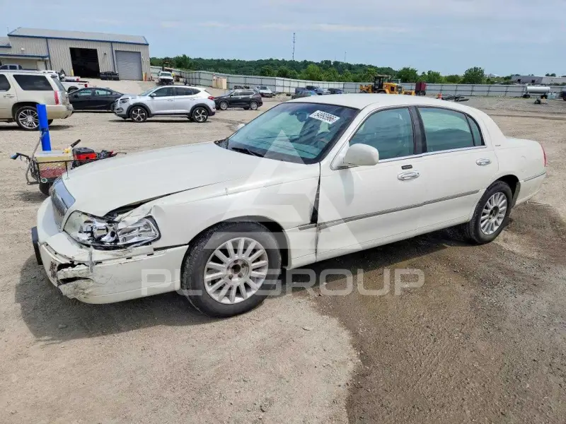 2004 Lincoln Town photo