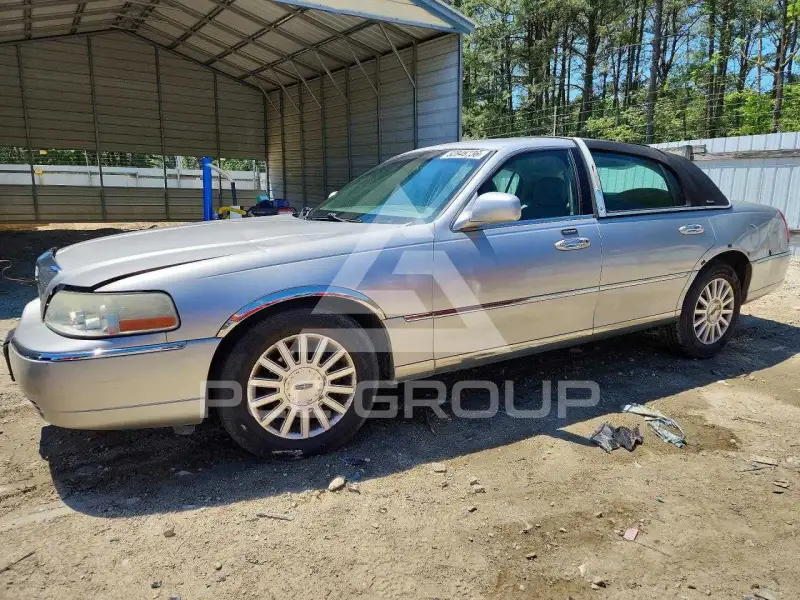 2004 Lincoln Town photo