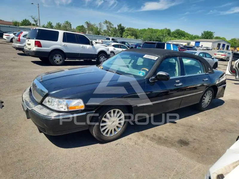 2004 Lincoln Town photo