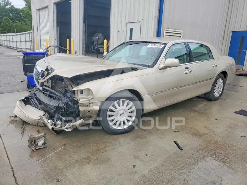 2004 Lincoln Town photo