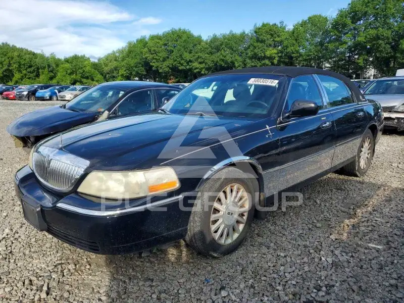 2004 Lincoln Town photo