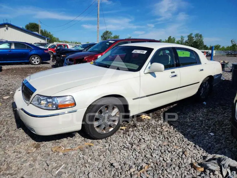 2004 Lincoln Town photo