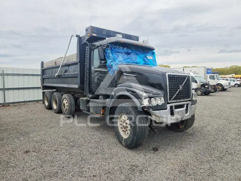 2004 Volvo VNL photo