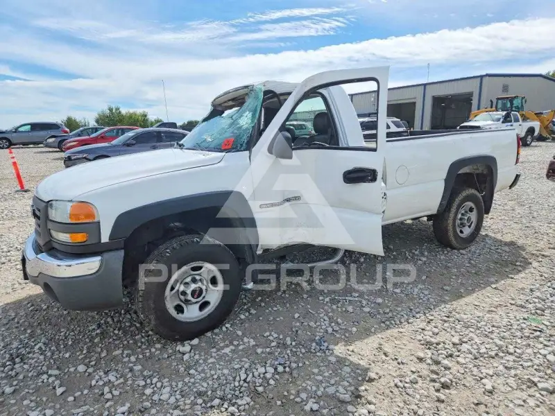 2004 GMC Sierra photo