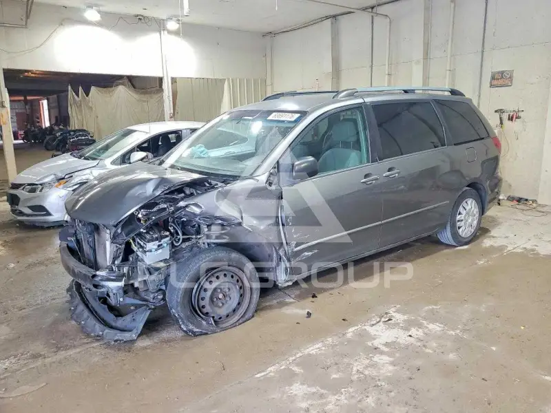 2004 Toyota SIENNA photo