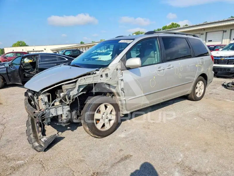 2004 Toyota SIENNA photo
