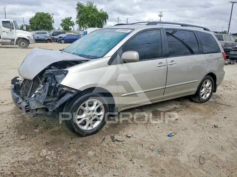 2004 Toyota SIENNA photo