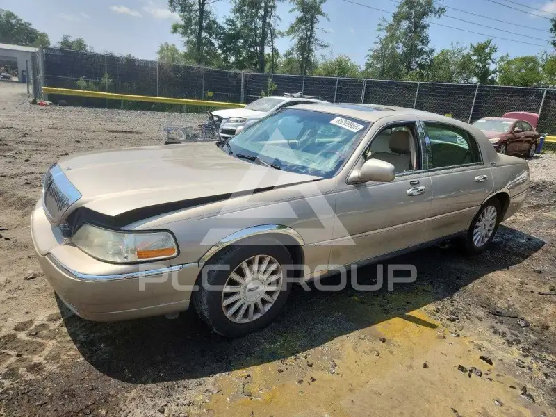 2005 Lincoln Town photo