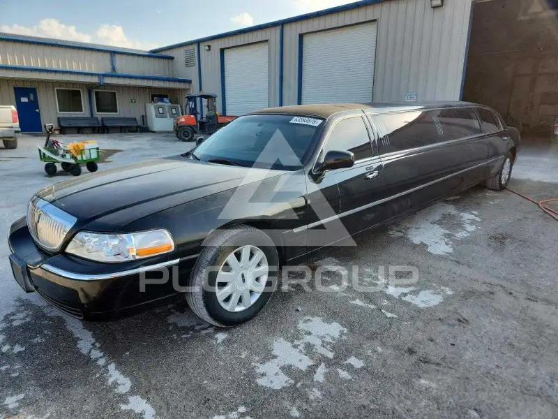 2005 Lincoln Town photo
