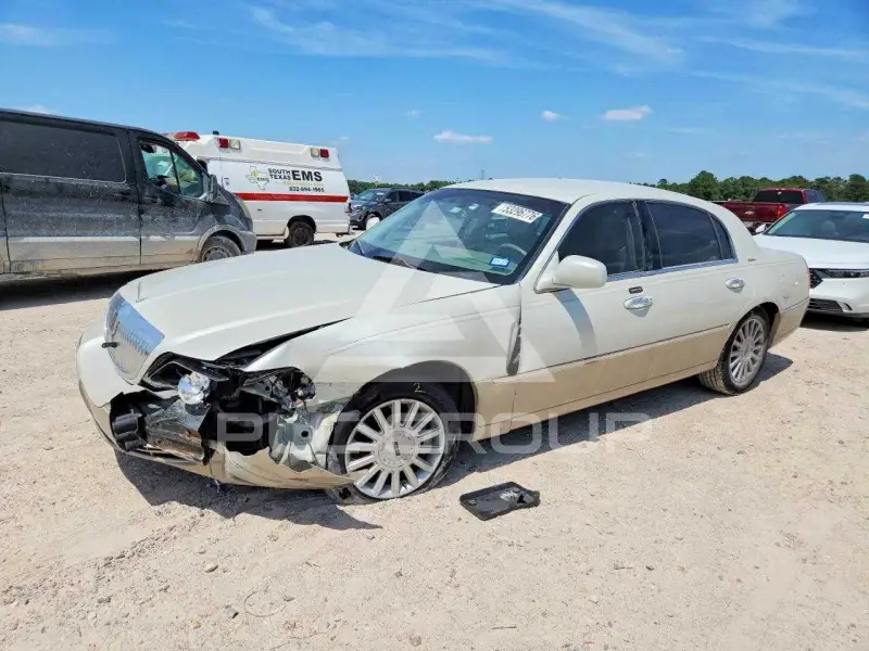 2005 Lincoln Town photo