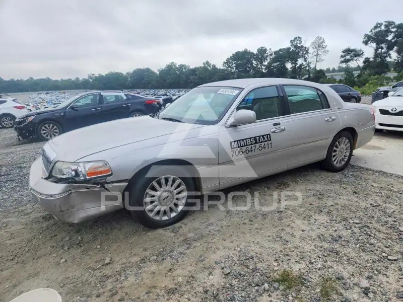 2005 Lincoln Town photo