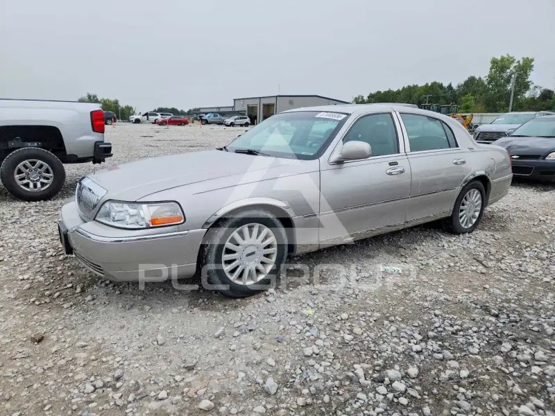 2005 Lincoln Town photo