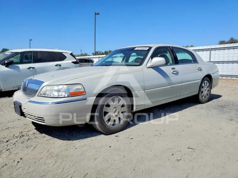2005 Lincoln Town photo
