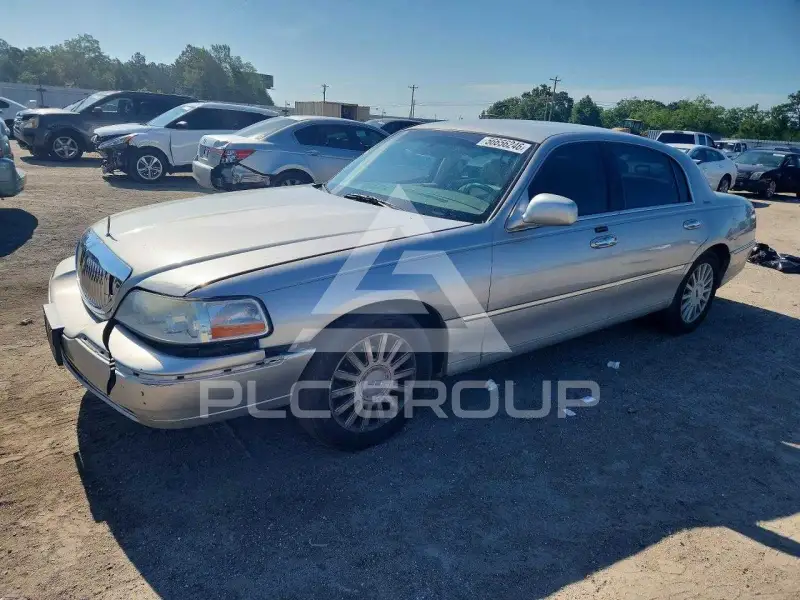 2005 Lincoln Town photo