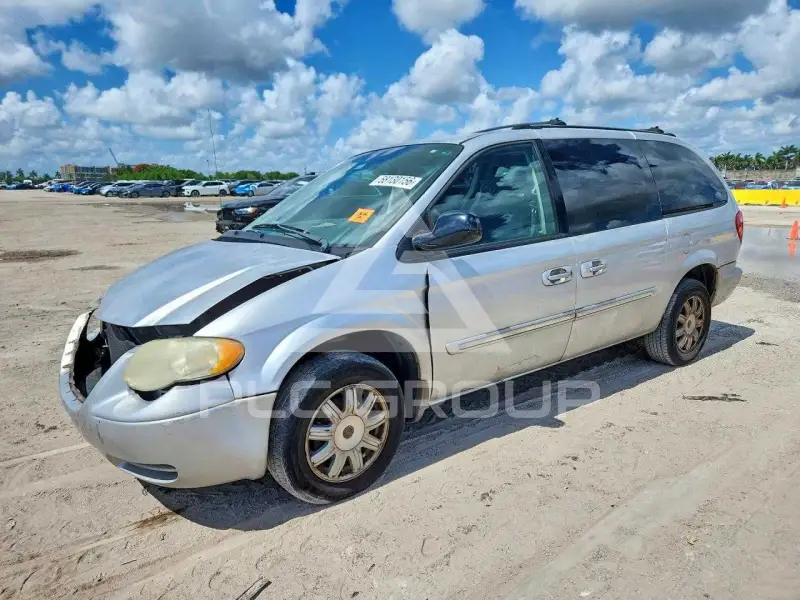 2005 Chrysler TOWN & COUNTRY photo