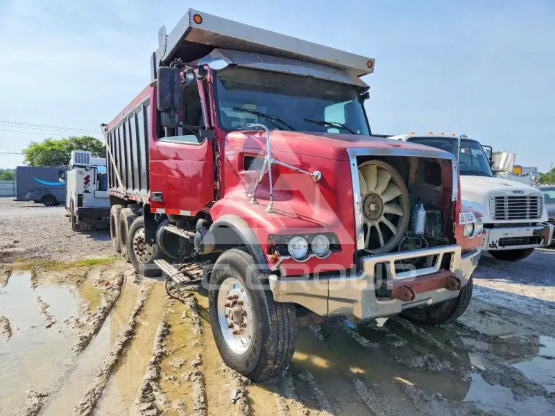 2005 Volvo VNL photo