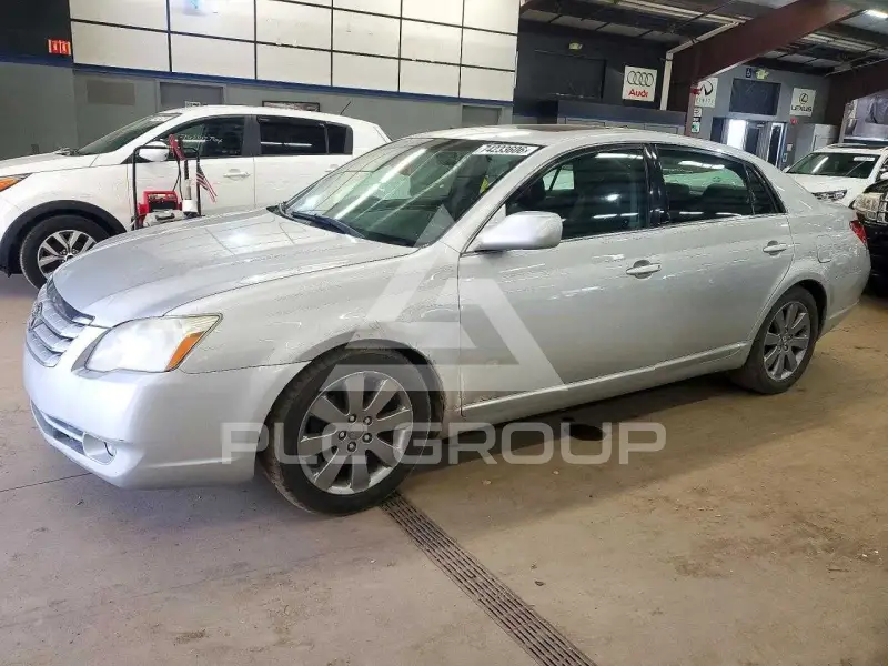 2005 Toyota AVALON photo