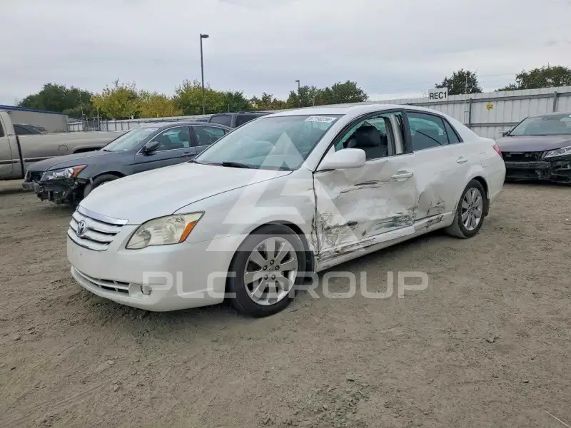 2005 Toyota AVALON photo