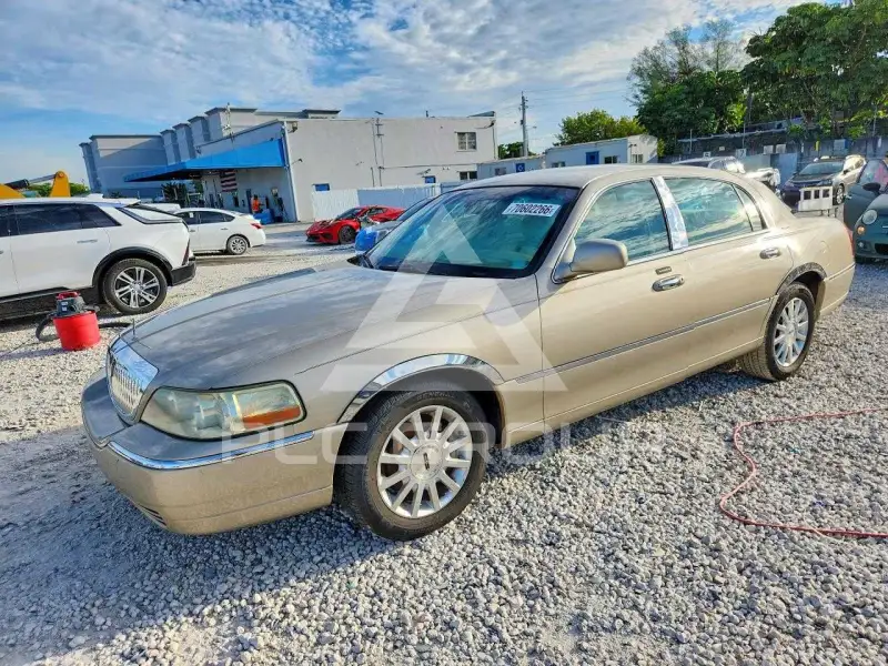 2006 Lincoln Town photo