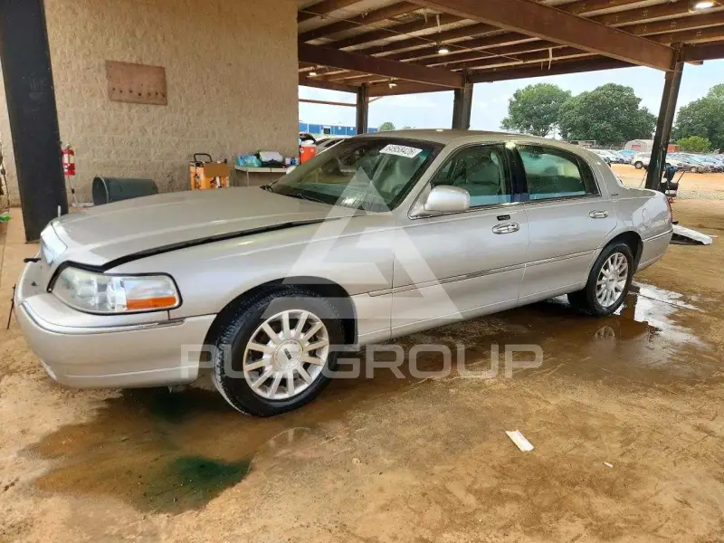 2006 Lincoln Town photo