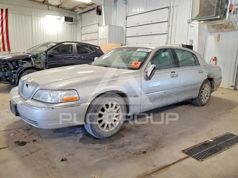 2007 Lincoln Town photo