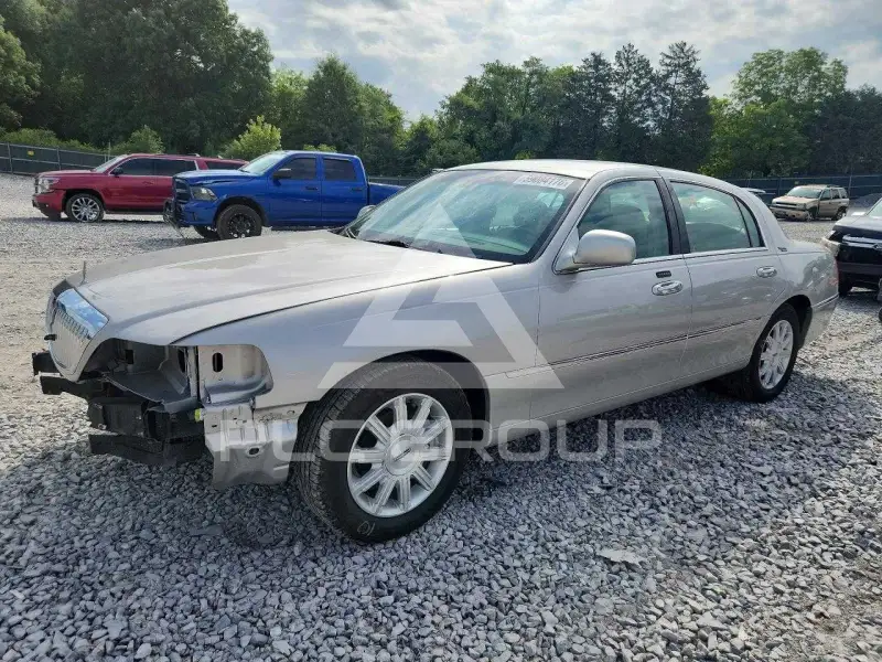 2008 Lincoln Town photo