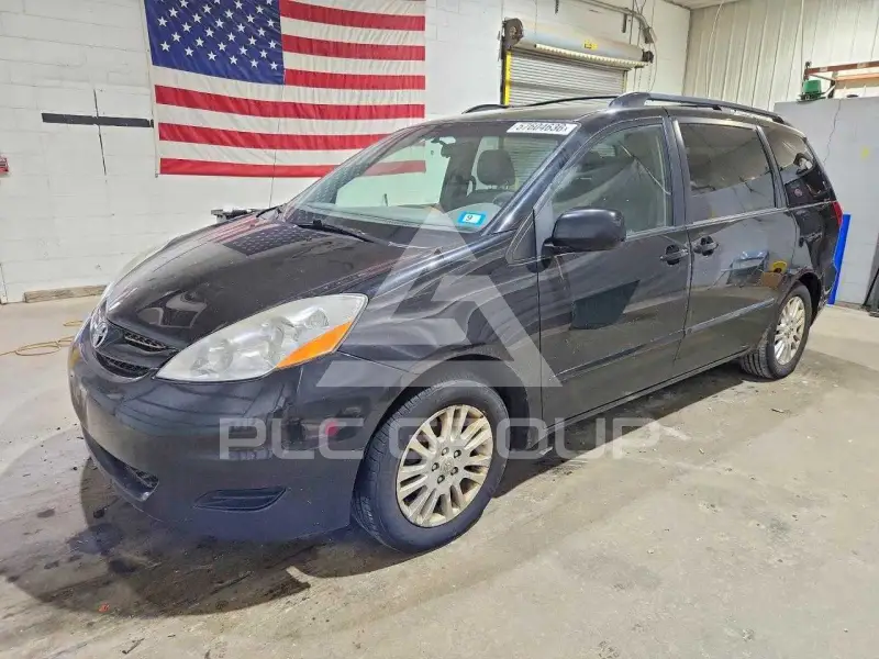 2009 Toyota SIENNA photo