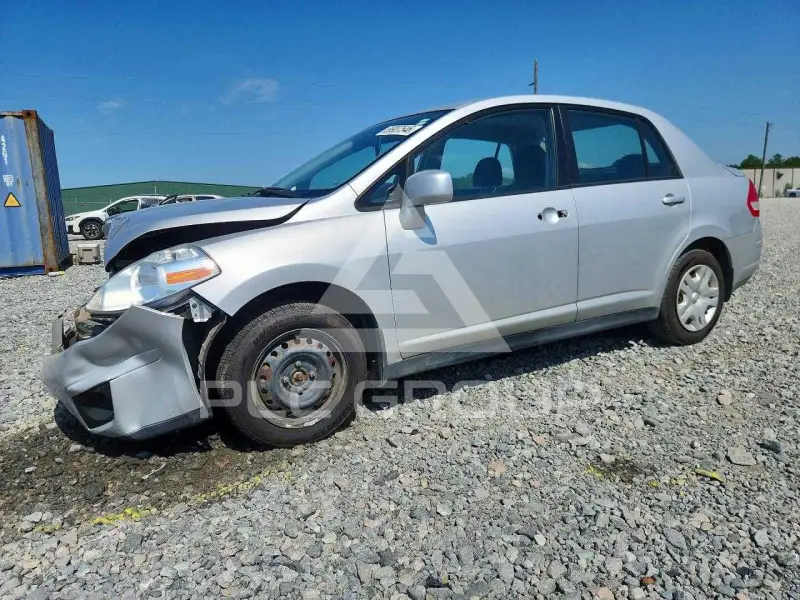2010 Nissan VERSA photo