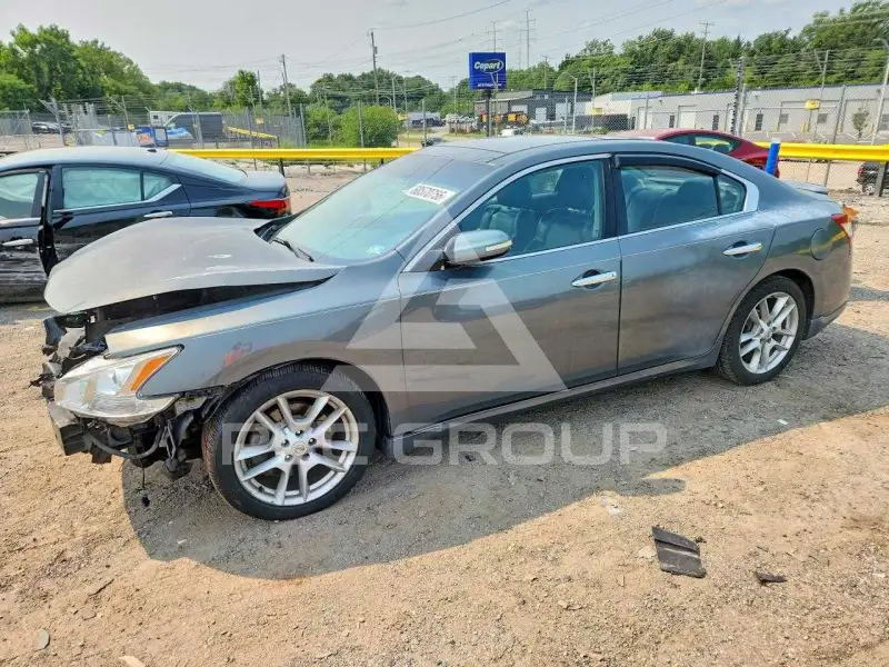 2010 Nissan MAXIMA photo