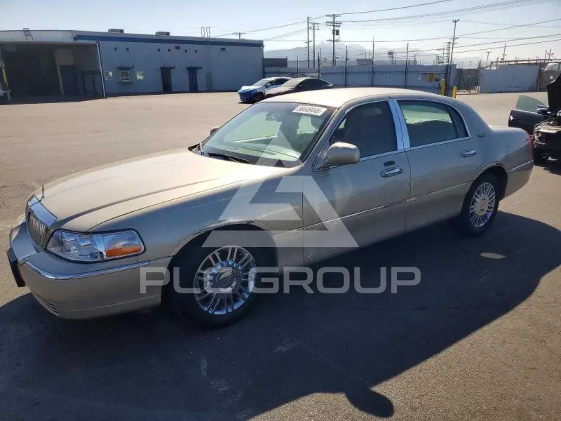 2010 Lincoln Town photo