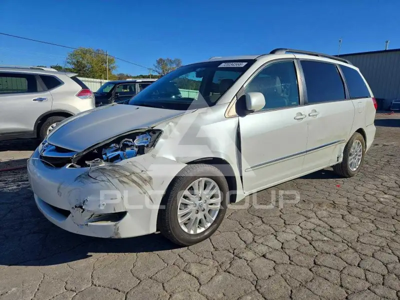 2010 Toyota SIENNA photo