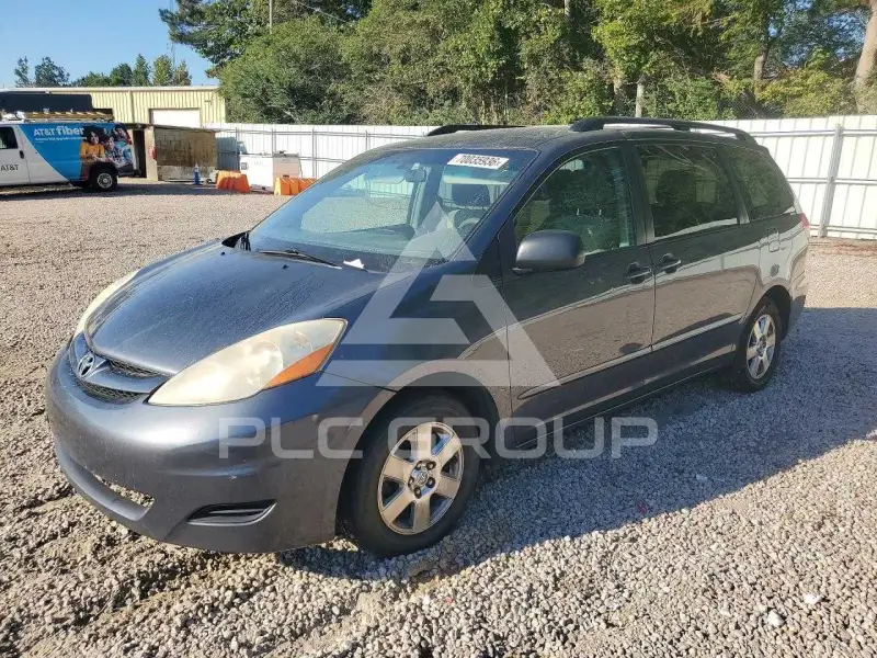 2010 Toyota SIENNA photo