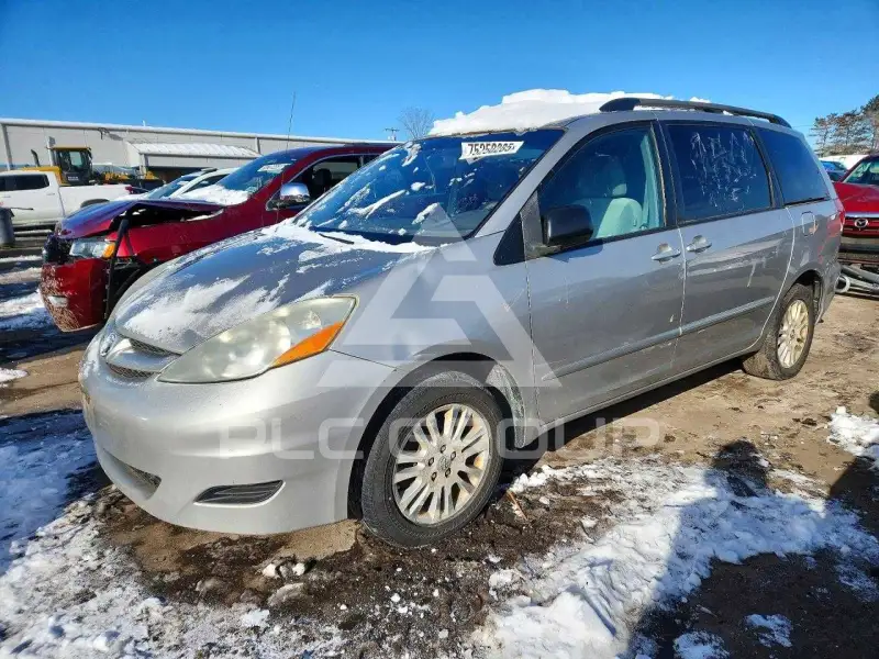 2010 Toyota SIENNA photo