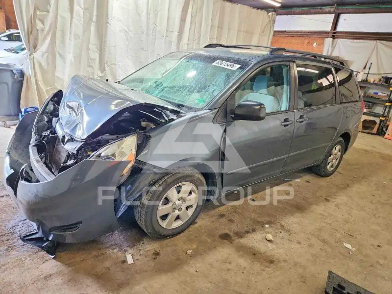 2010 Toyota SIENNA photo