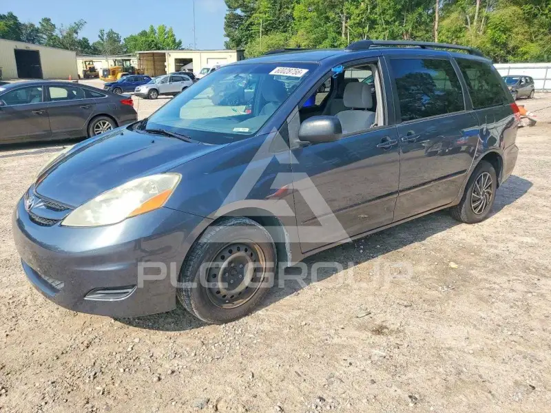 2010 Toyota SIENNA photo