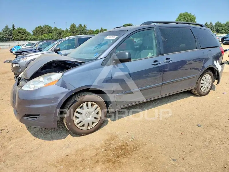 2010 Toyota SIENNA photo