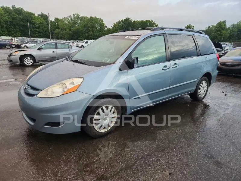 2010 Toyota SIENNA photo
