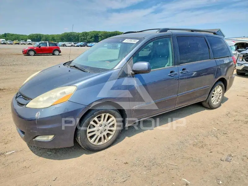 2010 Toyota SIENNA photo