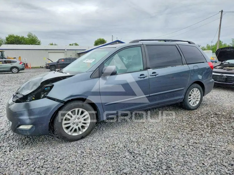 2010 Toyota SIENNA photo