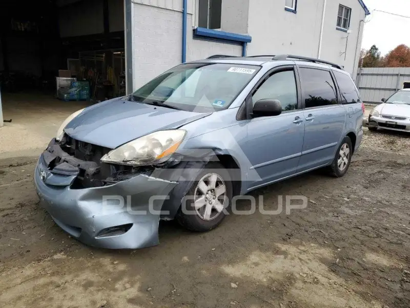 2010 Toyota SIENNA photo