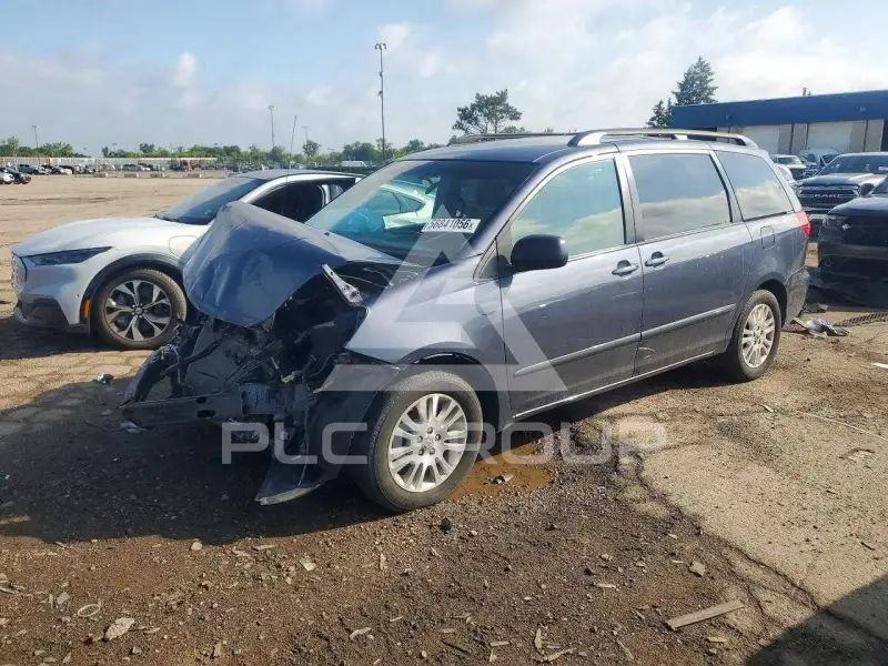 2010 Toyota SIENNA photo