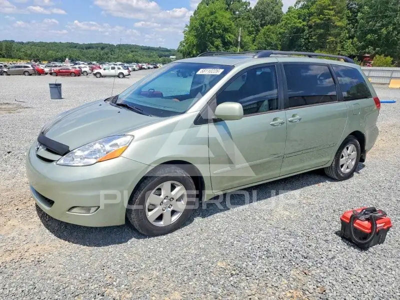 2010 Toyota SIENNA photo