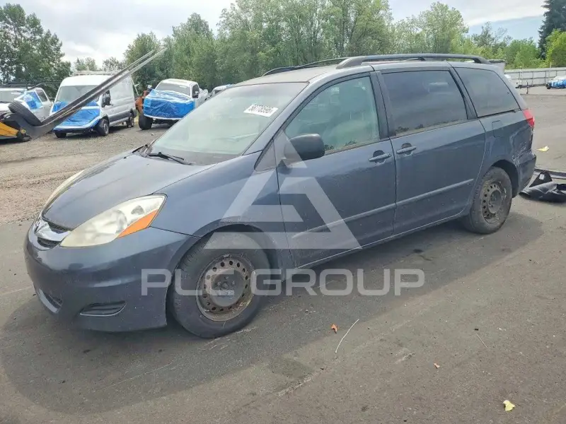 2010 Toyota SIENNA photo