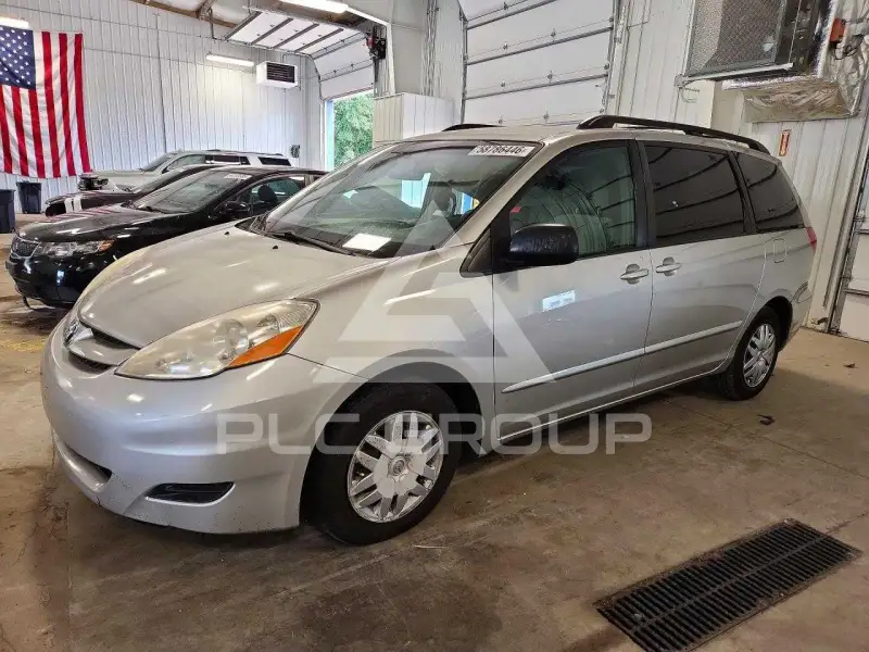 2010 Toyota SIENNA фото