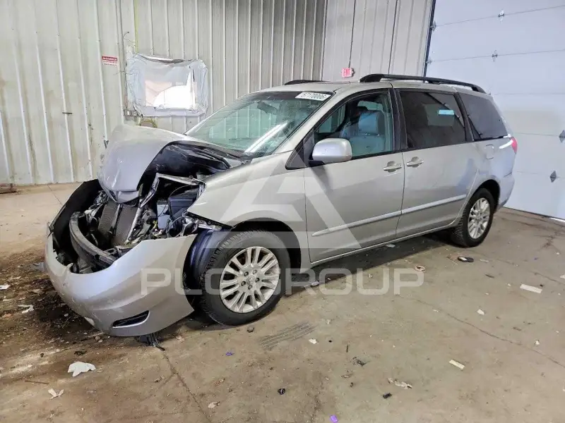 2010 Toyota SIENNA photo