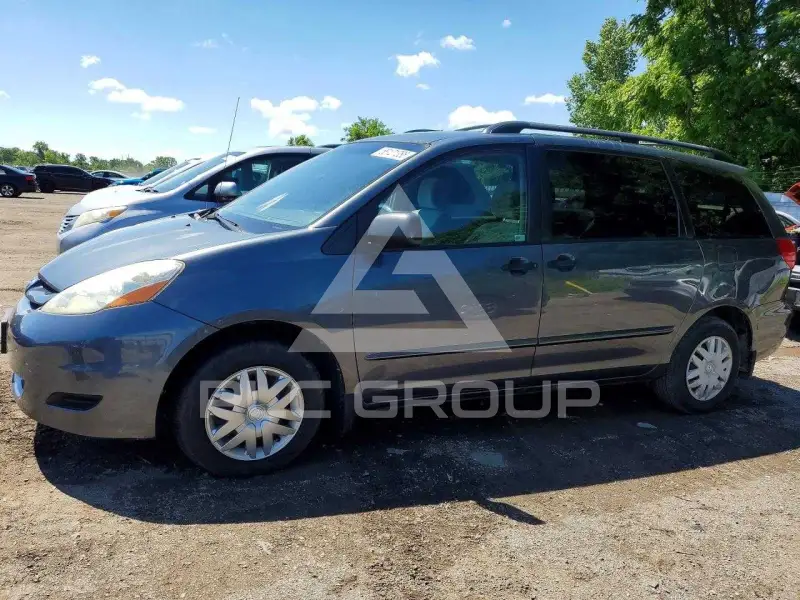 2010 Toyota SIENNA photo