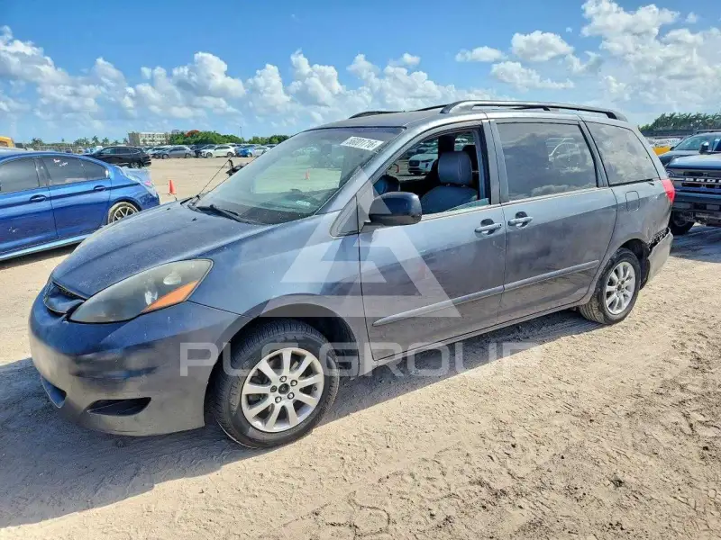 2010 Toyota SIENNA photo