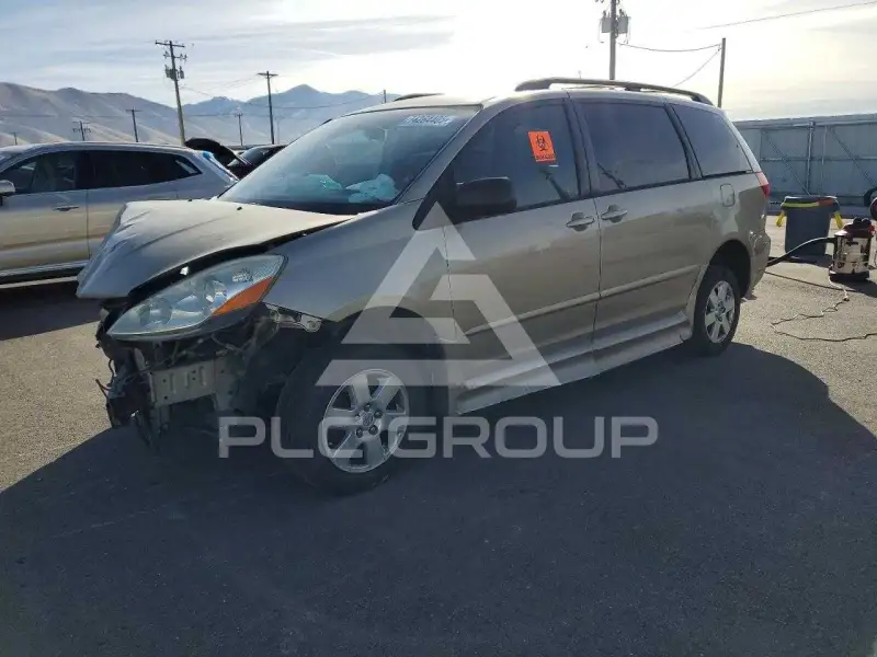 2010 Toyota SIENNA photo